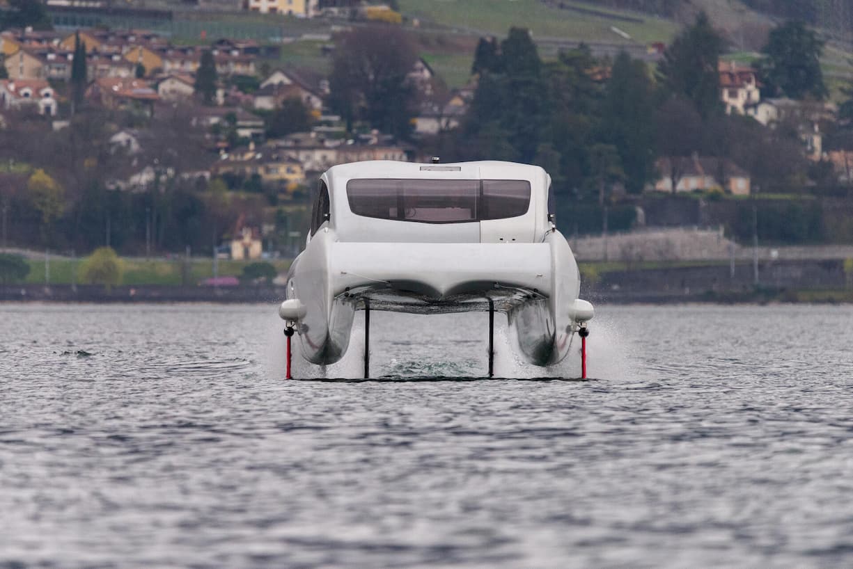 Das Boot fliegt über das Wasser.