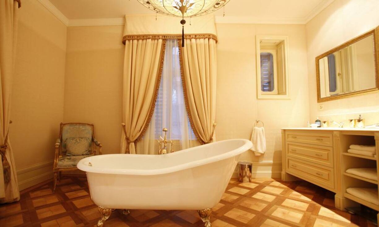 In den verschiedenen Zimmern wurden nur hochwertige und edle Materialien verwendet. Die Villa verfügt über drei Badezimmer sowie vier Stellplätze.