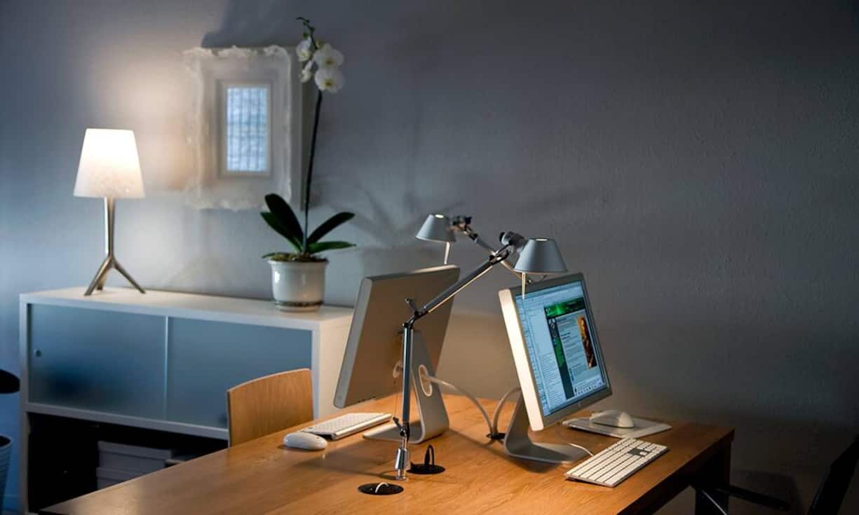 Arbeitszimmer zu HauseEin Home Office kann von der Steuer abgesetzt werden. Am glaubwürdigsten ist das, wenn der Arbeitgeber die Notwendigkeit eines solchen Büros bestätigt, Es muss ein wesentlicher Teil der Arbeit dort erledigt und es darf für nichts anderes genutzt werden. Folgende Berechnung für den Abzug ist gängig: Eigenmietwert oder Miete, getrennt durch Anzahl Zimmer plus 2 (Häuser) oder plus 1 (Wohnungen). Mobiliar, Computer, Drucker etcetera können auch abgezogen werden.