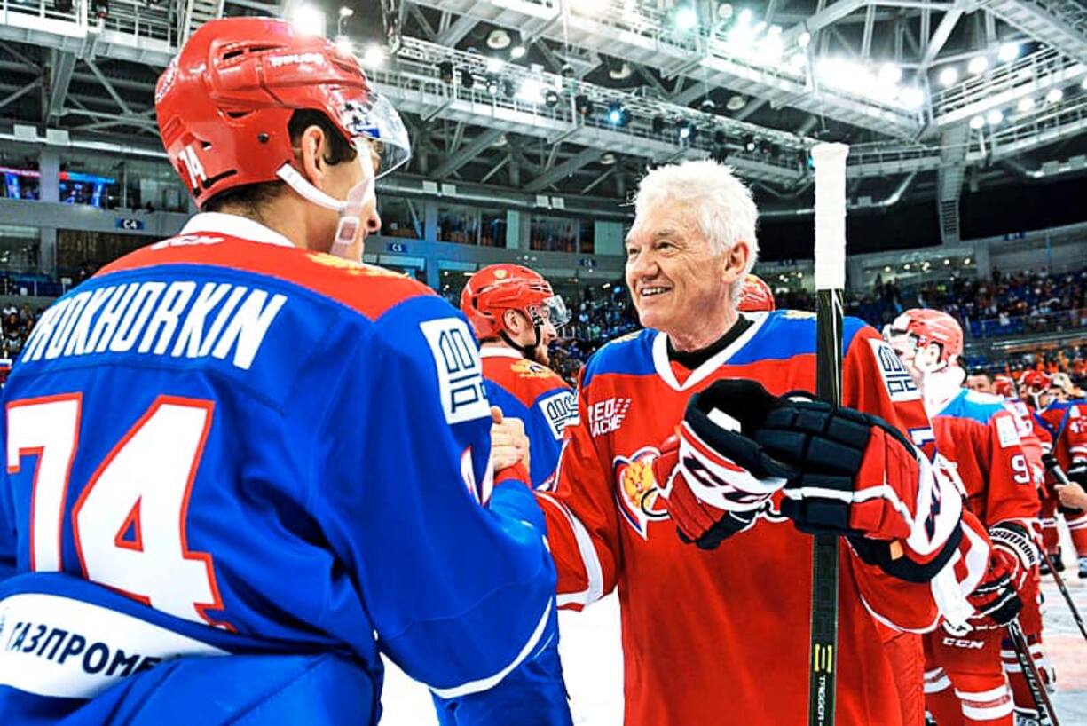 5614725 22.08.2018 Team Blue's Nikolai Prokhorkin, left, and Team Red player and Volga Group owner Gennady Timchenko after a hockey match held as part of the From a Pure Heart charity event at the Sirius Center's Shayba Arena in Sochi. Artur Lebedev / Sputnik (KEYSTONE/SPUTNIK/Artur Lebedev)