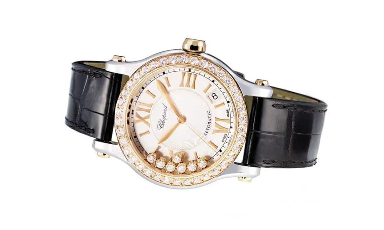 Chopard - Übermütig 
Happy Sport Automatic Two Tone 
Seit über 20 Jahren gehören die Kreationen Happy Sport von Caroline Scheufele zum Standbein der Uhrenkollektionen aus Genf. In diesem Jahr verbindet Chopard gekonnt Stahl und Gold mit sieben tanzenden Diamanten und einem guillochierten Silber-Zifferblatt mit seinen Gold-Indizes. Ebenso spannend ist die Rückseite: Das Saphirglas gibt den Blick frei auf das mechanische Uhrwerk mit seinen Genfer Streifen.