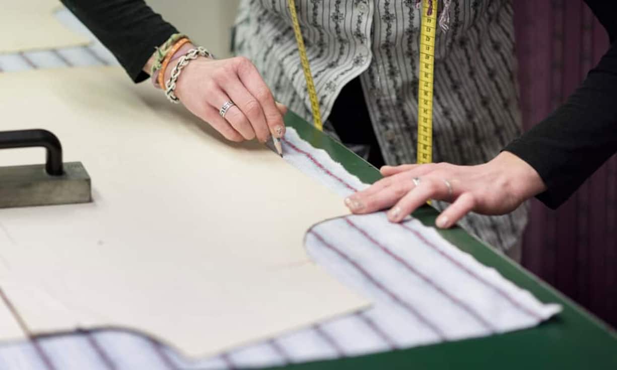 Auch wenn Firmen wie das Märithüsli die Hemden hierzulande nähen, müssen alle Hersteller den Edelweissstoff aus dem Ausland beziehen. Märithüsli lässt den Stoff in Österreich produzieren, andere beziehen das Rohmaterial in Portugal oder anderswo im EU-Raum.