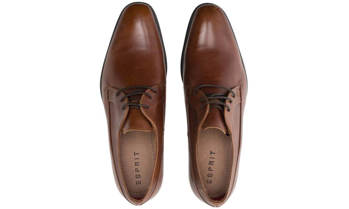 Schlicht: Esprit Bei diesen braunen Schuhen aus glänzendem Glattleder, seitlicher Zierkante und 3-Loch-Schnürung ist weniger mehr. Preis 159.90 Franken