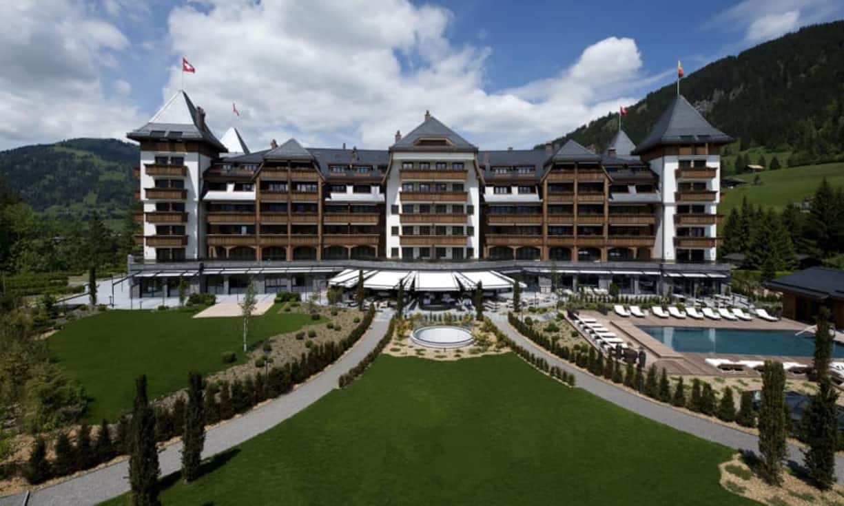 Rang 7: The Alpina Gstaad, Gstaad. Es ist eine Bastion des guten Geschmacks, geführt vom unbeirrbaren Gastgeber Eric Favre, der die überspannten Ambitionen der Besitzer mit heiterer Professionalität bricht und auf seiner Bühne ein Stück zeitgemässer Lebenskultur inszeniert. Im Vorjahr belegte das 5-Sterne-Luxushotel noch Rang 24.