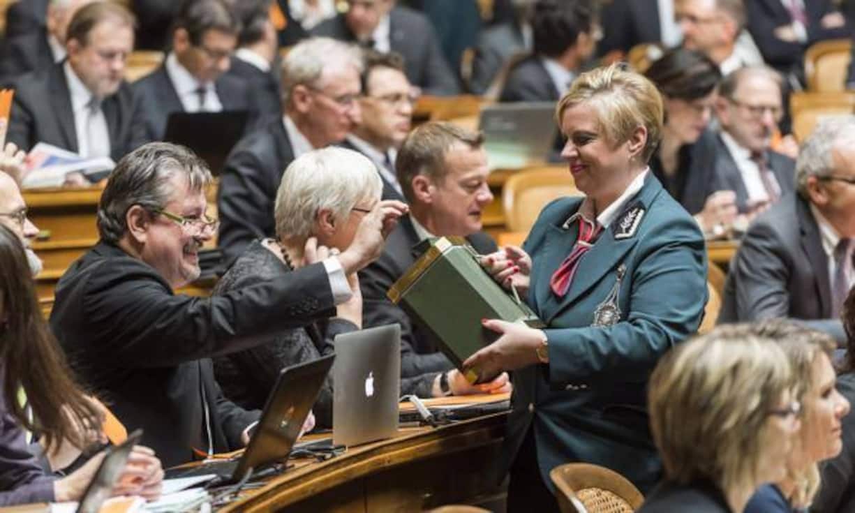 Bei der Bestätigungswahl traten die sechs bisherigen Bundesräte in der Reihenfolge ihres Amtsalters an.