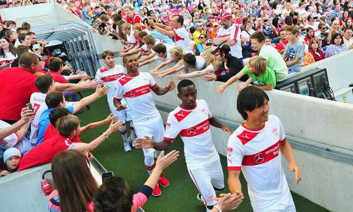 125 Millionen Franken: So viel ist gemäss «transfermarkt.ch» die Mannschaft des VfB Stuttgart wert, die sich hier in der Mercedes-Benz-Arena den Fans präsentiert.