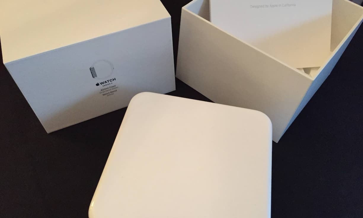 Die Apple Watch Series 2: Schick verpackt in einer fast quadratischen Box.