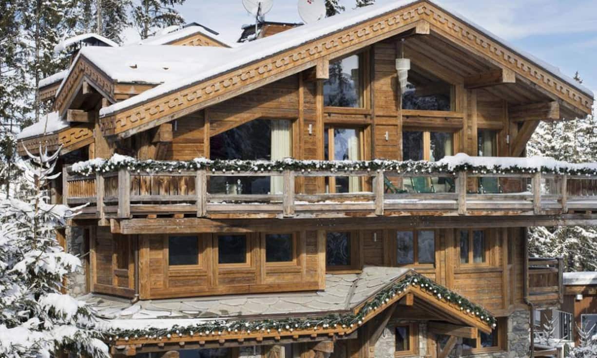 Chalet Owens in Courchevel, Frankreich - 349'000 pro Woche:Eine coole Mischung  aus zeitgenössischem Design, traditionellen Materialien und Möbeln der weltbesten Marken. Auf 1'500 Quadratmetern mit sechs riesigen Suiten bietet das Anwesen Weltklasse-Service für Ski-Fans. Unter anderem stehen ein Pool mit türkischem Dampfbad, zwei Massage-Räume, ein Schönheitssalon und ein Partyraum bereit.