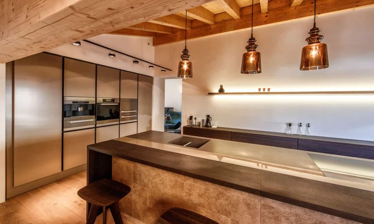 Die grosse Küche ist mit modernen Apparaten ausgestattet und besticht mit einer edlen Arbeitsfläche und der freistehenden Kochinsel.