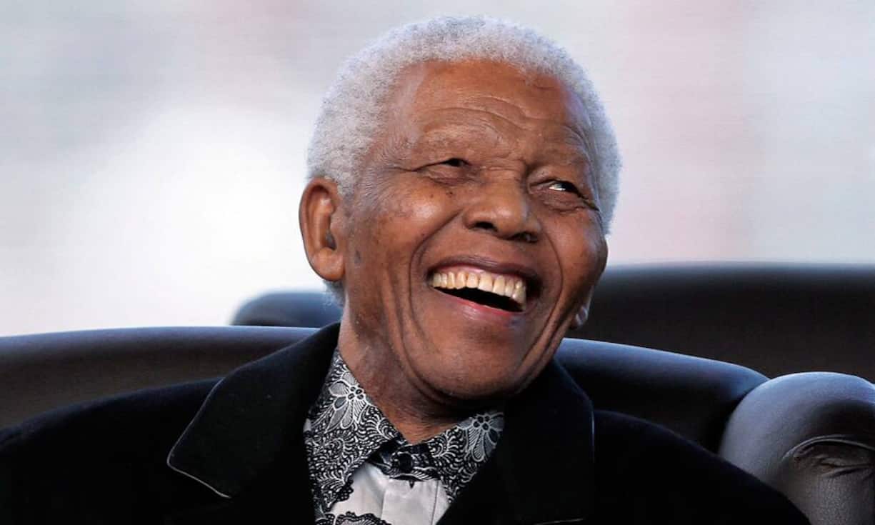 Eine Umfrage des London City Airports hat ergeben, dass 3,6 Prozent der 500 befragten Schweizer gerne neben Nelson Madela sitzen würden in einem Flugzeug.Bild: Keystone