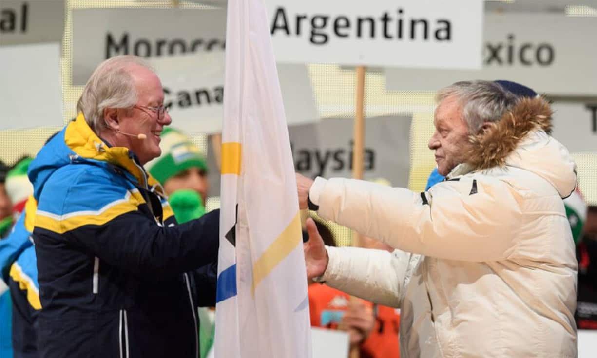 FIS-Präsident Gian Franco Kasper übergibt die Fahne an den Präsidenten des Organisationskomitees Hugo Wetzel. Wie die Tafeln im Hintergrund zeigen, gibt es auch im Skisport Exoten. So sind etwa Malaysia, Marokko und Mexiko mit dabei.