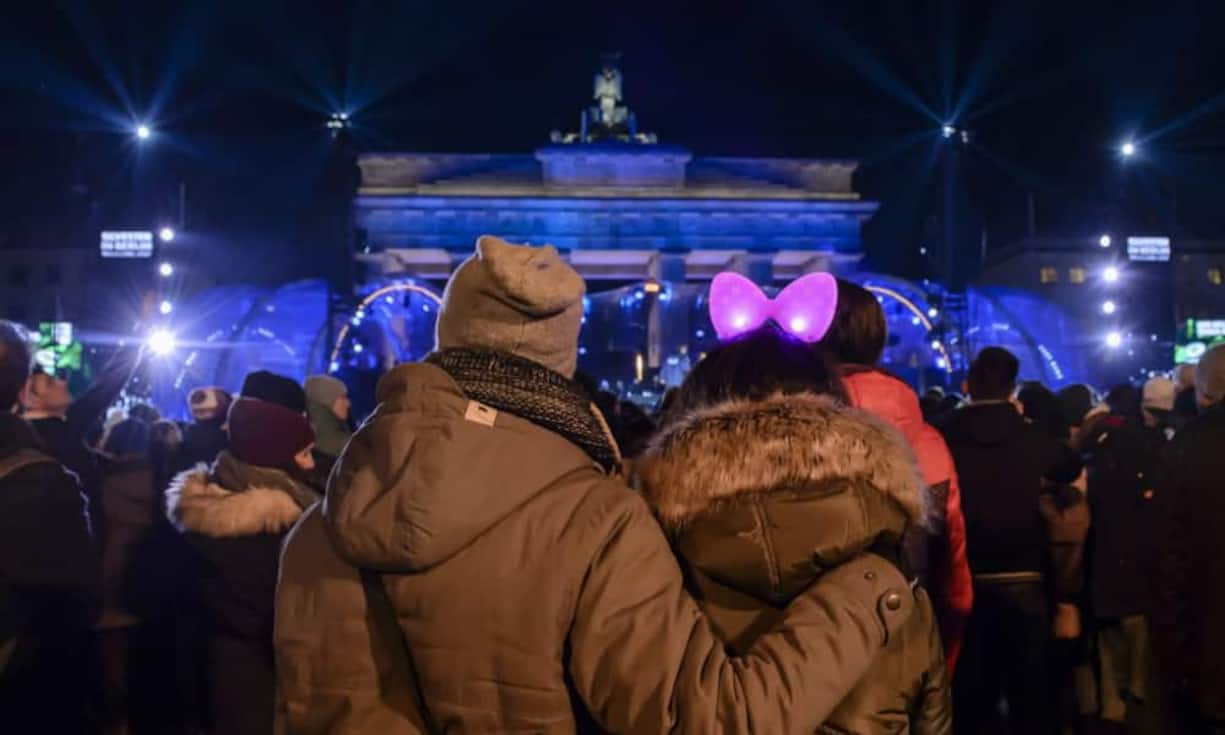 Am Brandenburger Tor in Berlin versammeln sich bereits lange vor Mitternacht Feierlustige.