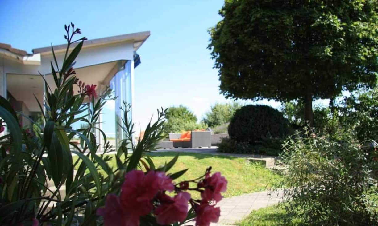 Das Grundstück von über 1300 Quadratmetern bietet viel Privatsphäre.