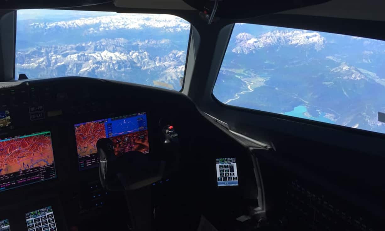 Das Cockpit ist vollgestopft mit modernster Technologie.