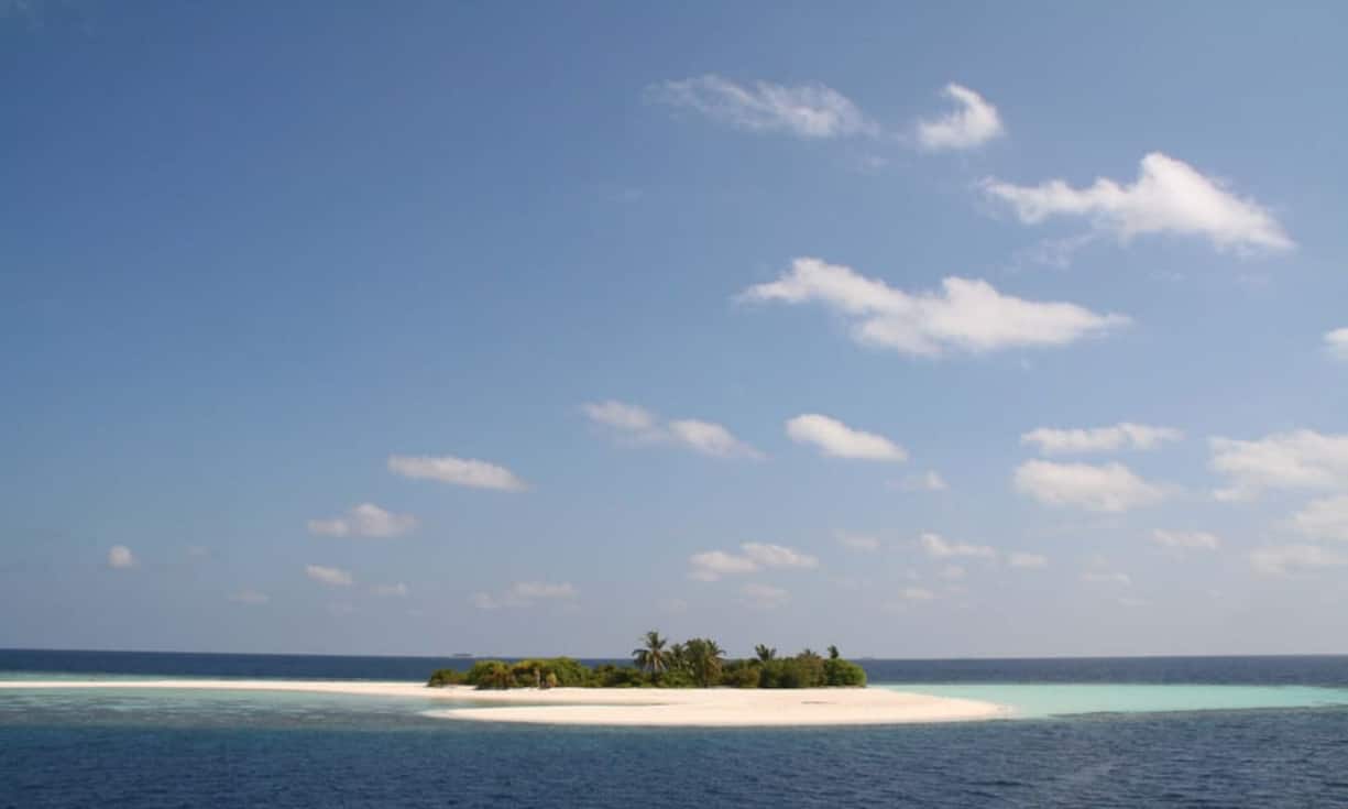 Wer nicht will, braucht nicht in eines der Krisenländer zu reisen, um Sonne zu tanken. Die Malediven sind zwar auch keine lupenreine Demokratie, aber relativ sicher und stabil.