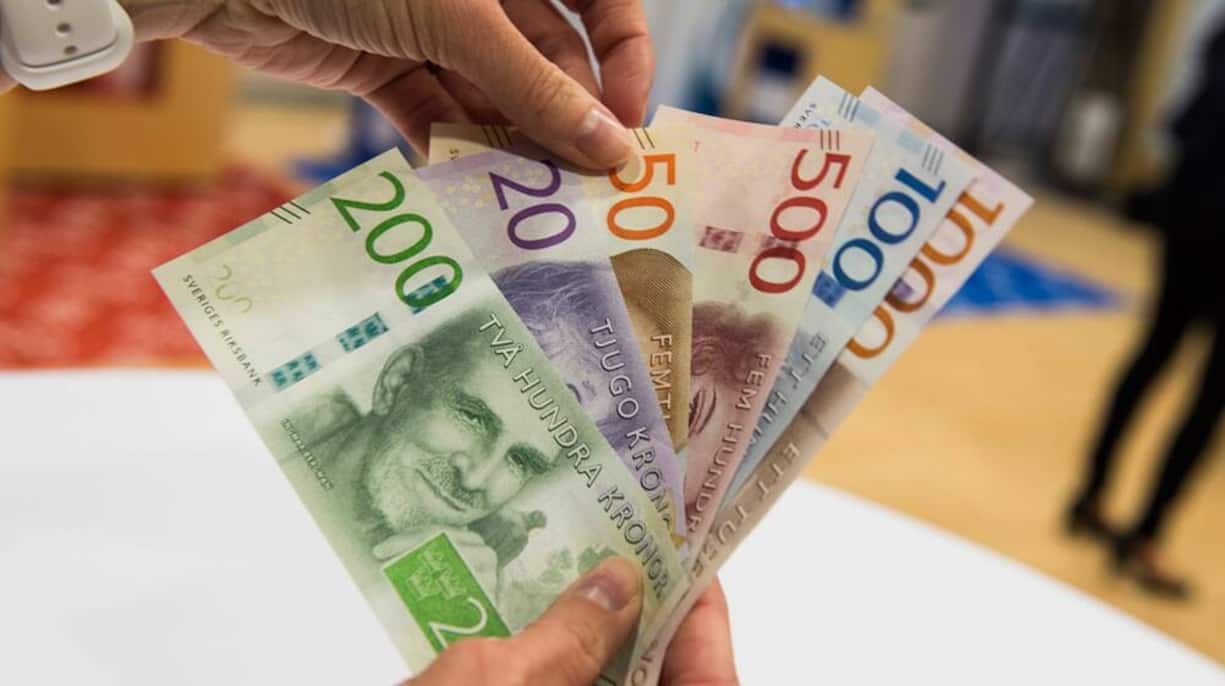 Die Motive der neuen schwedischen Notenserie wurden 2012 in einem Wettbewerb ermittelt. Gewonnen hat die Serie mit dem Motto «Kulturreise» von Göran Österlund.Die porträtierten Schweden sind allesamt bedeutende Persönlichkeiten des 20. Jahrhunderts. Wichtig war der Zentralbank zudem die gleiche Behandlung von Frau und Mann – so sind neben drei Frauen auch drei Männer auf den neuen Noten abgebildet.Keystone