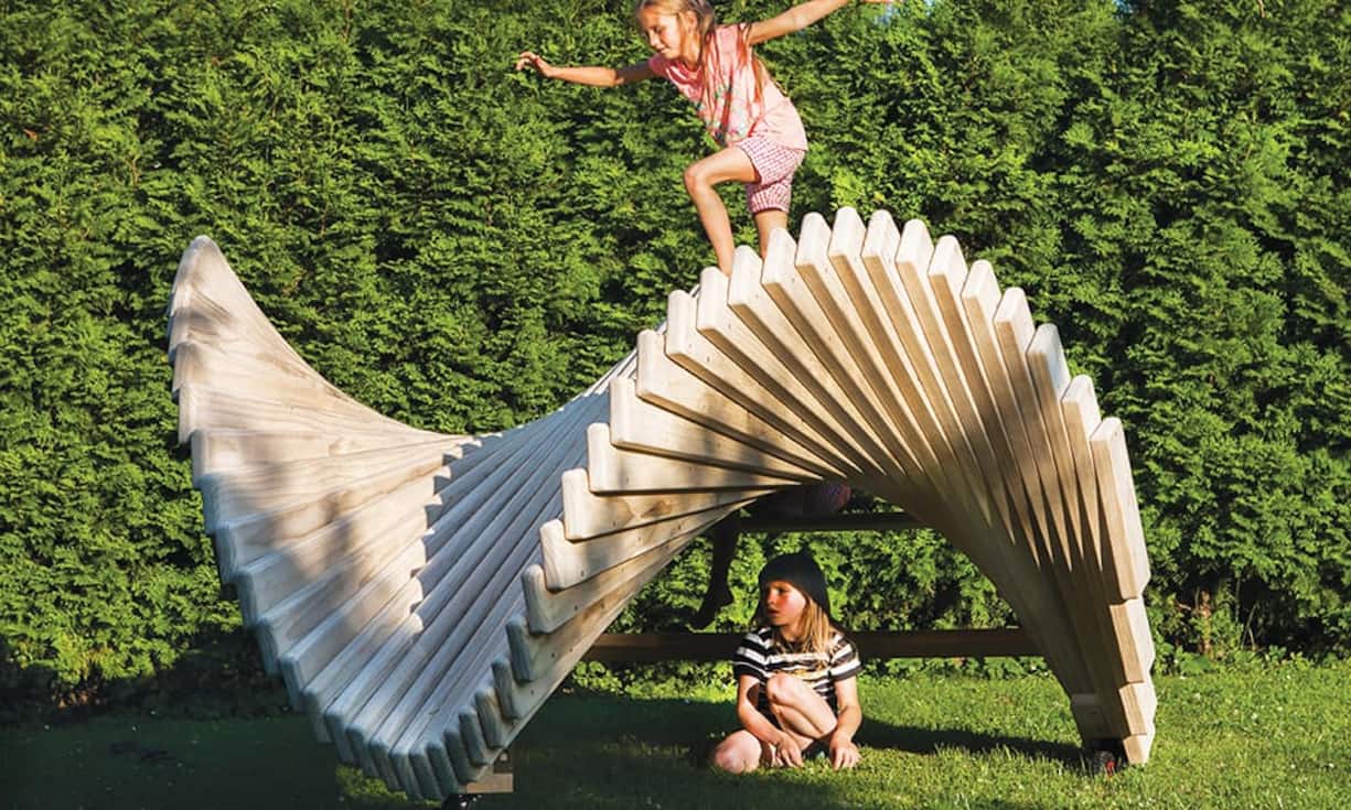 Erlebbare Handwerkskunst: Die Holz-Skulpturen von moveART sind gleichzeitig auch dekorative Spielburgen. Giardina / moveART