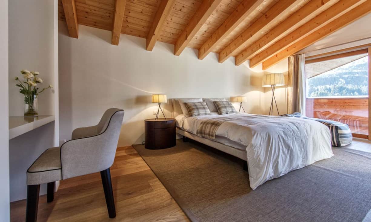 ...in ein Kaminzimmer und in den Schlafbereich.