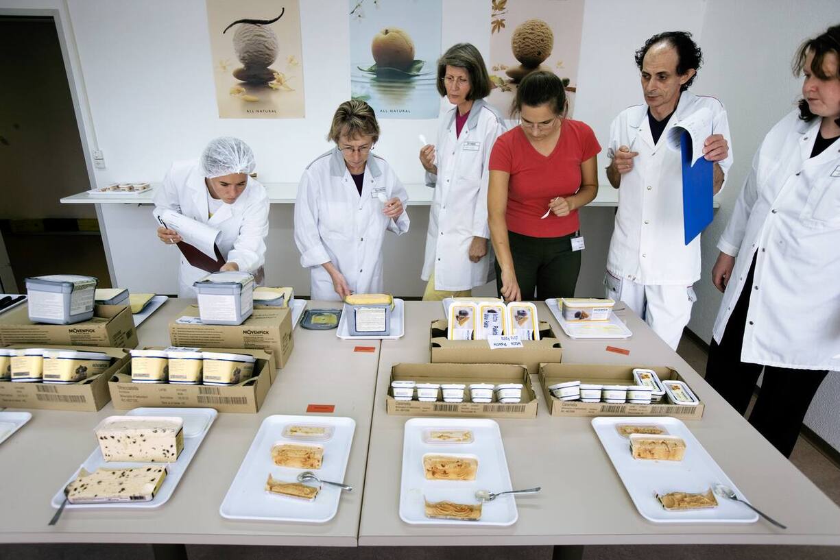 Produktion der Moevenpickglace von Nestle in Rorschach, Kanton St. Gallen, am 3. September 2005. Mitarbeiter degustieren und begutachten verschiedene Eissorten. (KEYSTONE/Martin Ruetschi) === ,  ===Production of the different Moevenpick ice creams from Nestle in Rorschach, canton St. Gallen, on September 3, 2005. Employees trying and examining different kinds of ice cream. (KEYSTONE/Martin Ruetschi) === ,  ===