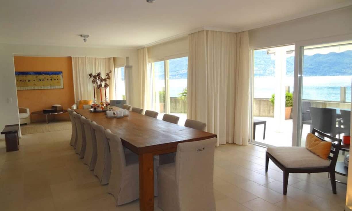 Vom Ess- und Wohnbereich ist die Terrasse erreichbar.