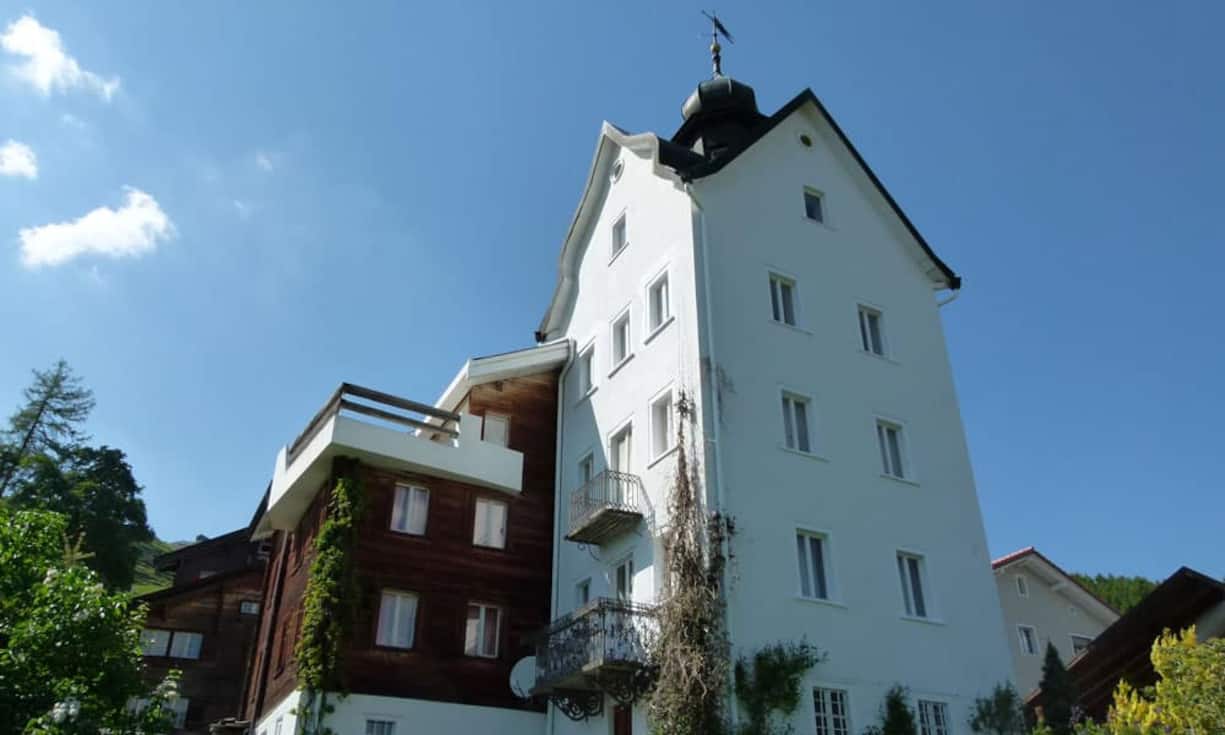 Das «Schlössli» wurde ca. 1600 als traditionelles Walserhaus errichtet. Die besonnte Südfassade besteht aus Holz und die der Sonne abgewandten Fassaden aus massivem, bis zu 70cm dickem Mauerwerk. Im Jahr 1900 wurde das Gebäude durch einen Wohnturm erweitert.
