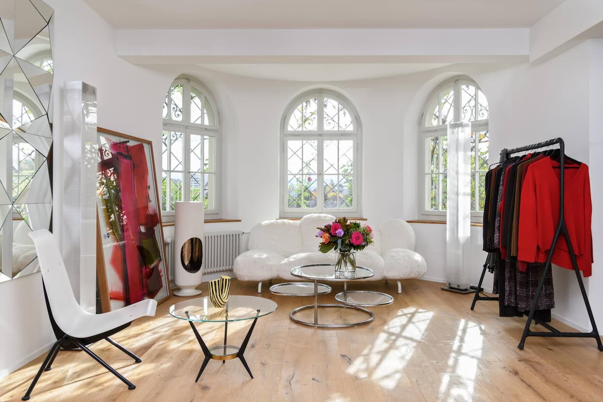 Auch im Showroom zeigt Sabine Parenti Werke aus ihrer Kunst- und Lampen­sammlung. Hier gesellt sich eine Lampe aus den 1970er-Jahren zu einem Wolkensofa der Campaner-Brüder und Fundstücken aus Vintage-Läden und -Messen.