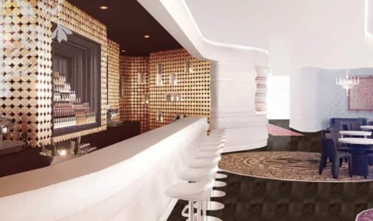 Die Hotelbar ist mit unzähligen Goldpailletten übersät...