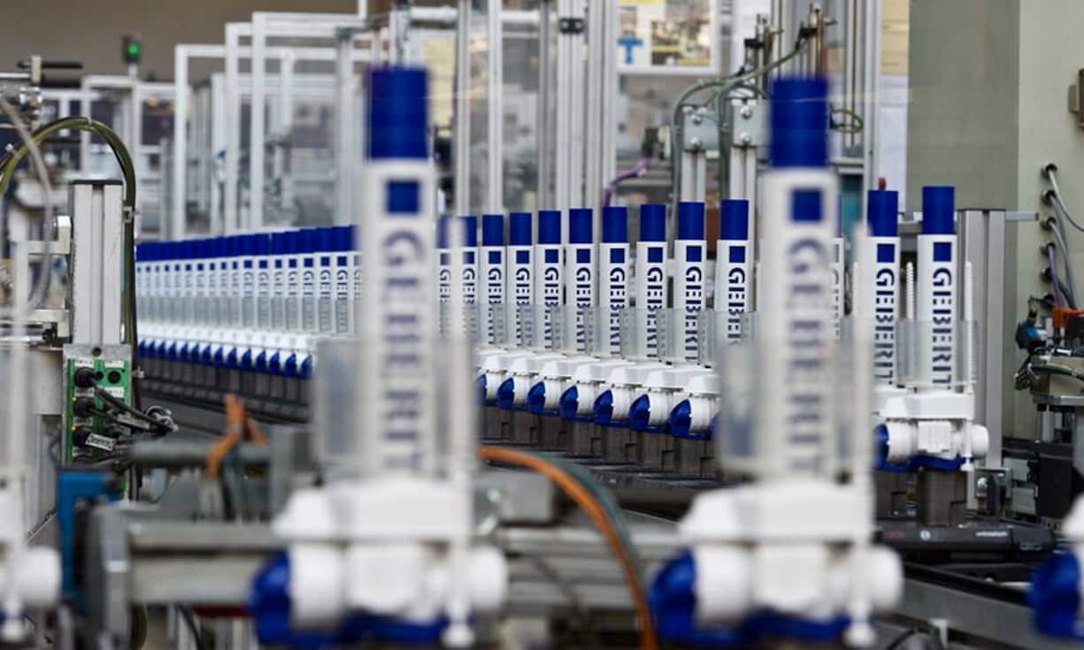 Wie SMI-Firmen Uni-Absolventen entlohnen:Der Sanitärtechnikkonzern Geberit hat seine Einstiegsgehälter wie folgt festgelegt:- 80'600 Franken brutto (6'200 à 13 Monatsgehälter) für Absolventen, Niveau Bachelor- 85'800 Franken brutto (6'600 Franken à 13 Monatsgehälter) für Absolventen, Niveau MasterZu diesen Fixgehältern kommen zudem Benefits wie etwa Boni-Zahlungen oder Aktienprogramme.