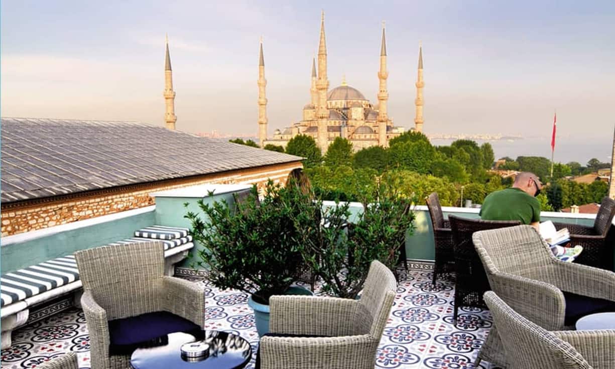 Istanbul - Ibrahim Pasha Zwei ottomanische Gebäude der vorletzten Jahrhundertwende wurden in das heutige schöne Boutiquehotel verwandelt. Die Dachterrasse ist herrlich. Nur wenige Gehminuten entfernt ist der Topkapi-Palast, die Hagia Sofia und der grosse Basar. Die Blaue Moschee liegt gleich ums Eck. Wenn doch nur ... der Verkehr nicht wäre – die Taxifahrt vom Airport kann schon mal vier Stunden dauern.Doppelzimmer ab 110 Euro