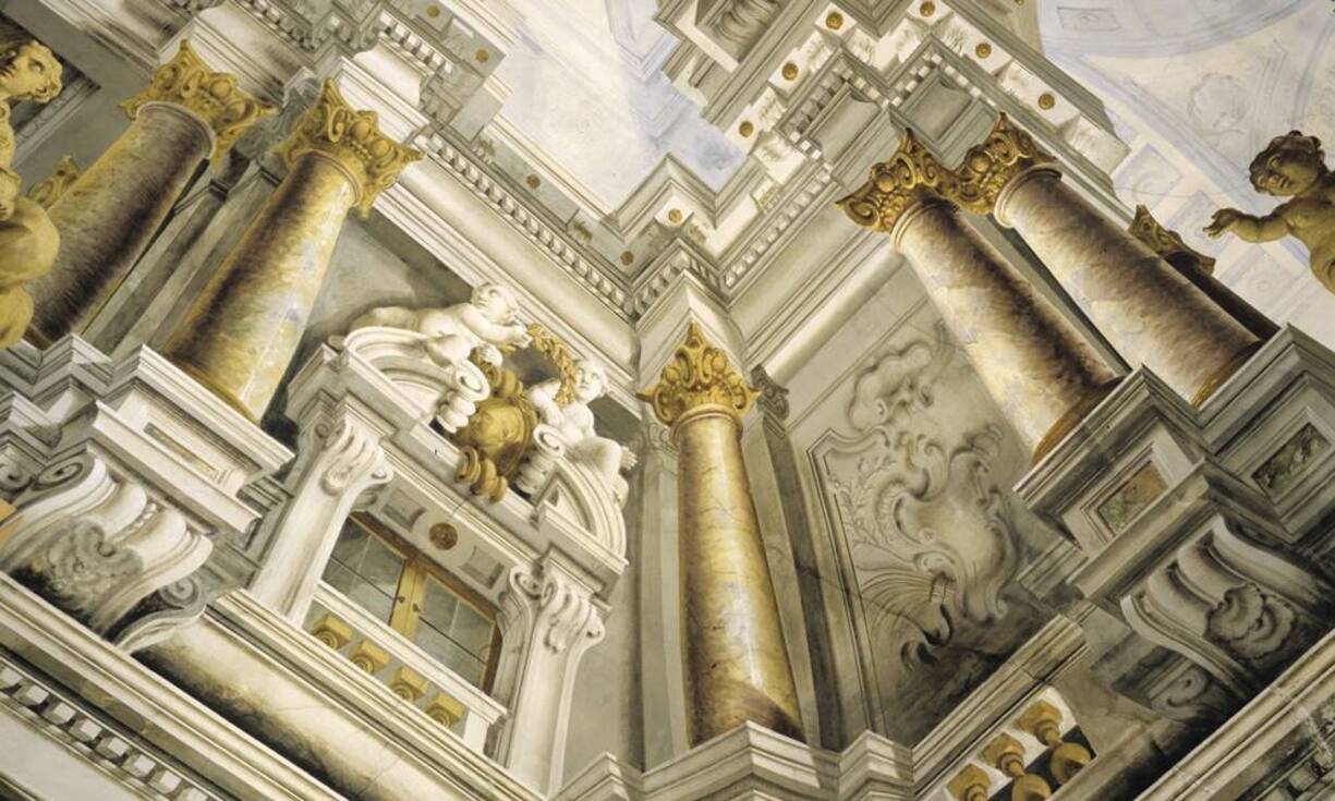 ... täuschend echt. Das Haus hat 40 Zimmer und wird auch als «Villa der hundert Fenster» bezeichnet. Das Märchen von Pinocchio zieht jedes Jahr...