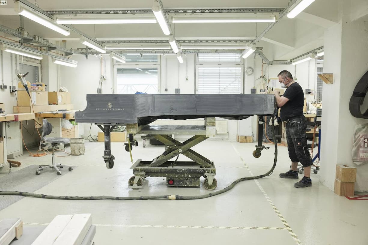 Beim Polieren wird der Lack auf ein Minimum reduziert und zum verzerrungsfreien Spiegel.