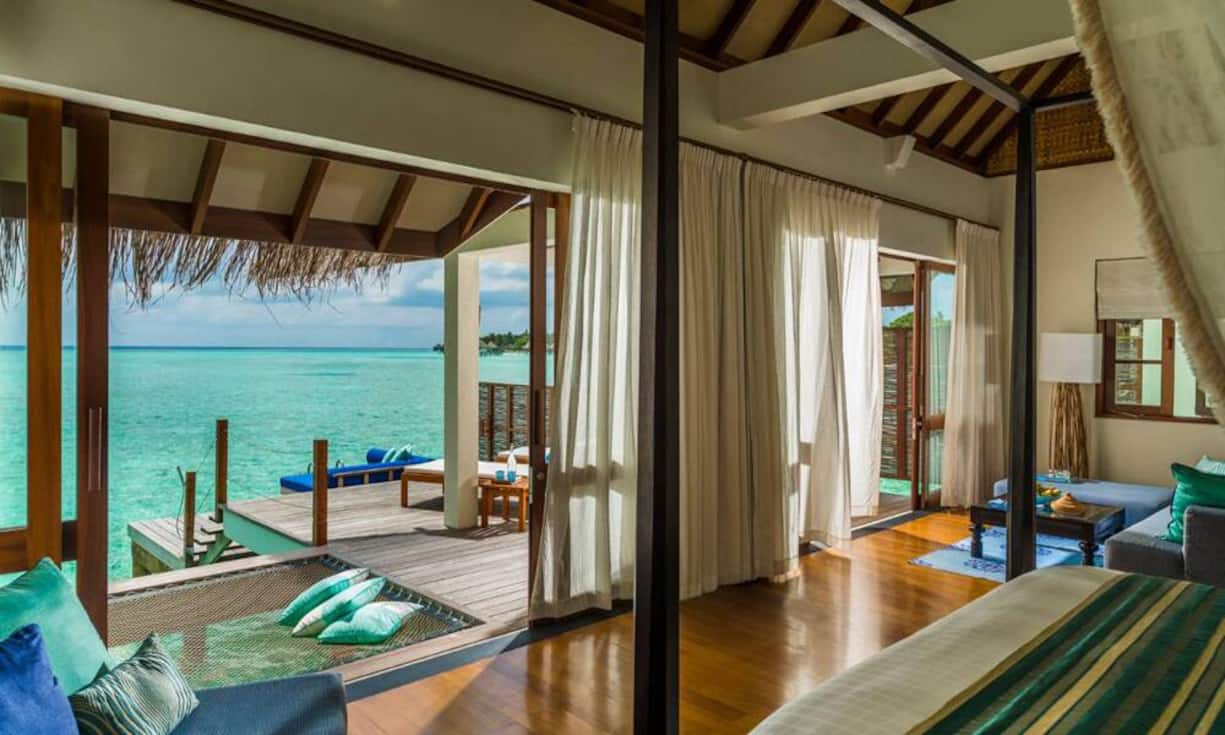 Platz 9 (Vorjahr: 60): The Four Seasons at Landaa Giraavaru, Malediven
Dass das zurückhaltend luxuriöse, tadellos geführte Inselresort um 51 Ränge vorrückt, ist so überraschend wie überzeugend. Es trägt ein Glücksversprechen in sich, das sich beim Besucher unmittelbar einlöst. Egal, ob man wegen dem hauseigenen Ayurveda-Retreat, den Unterwassererlebnissen oder einfach zum Gar-nichts-tun anreist: Nach zehn Minuten vergisst man hier die Zeit und nach zwanzig Minuten die Welt.