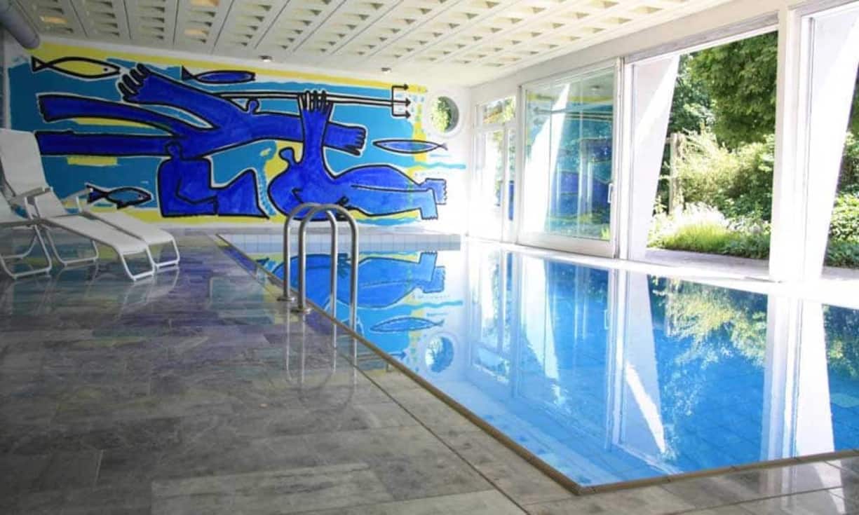 Nebst der Indoor-Poolanlage befindet sich im Nebengebäude auch ein Fitnessraum.