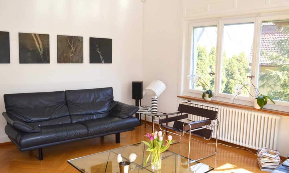 In der Villa finden sich zwei Nasszellen und vielseitig nutzbare Räume.