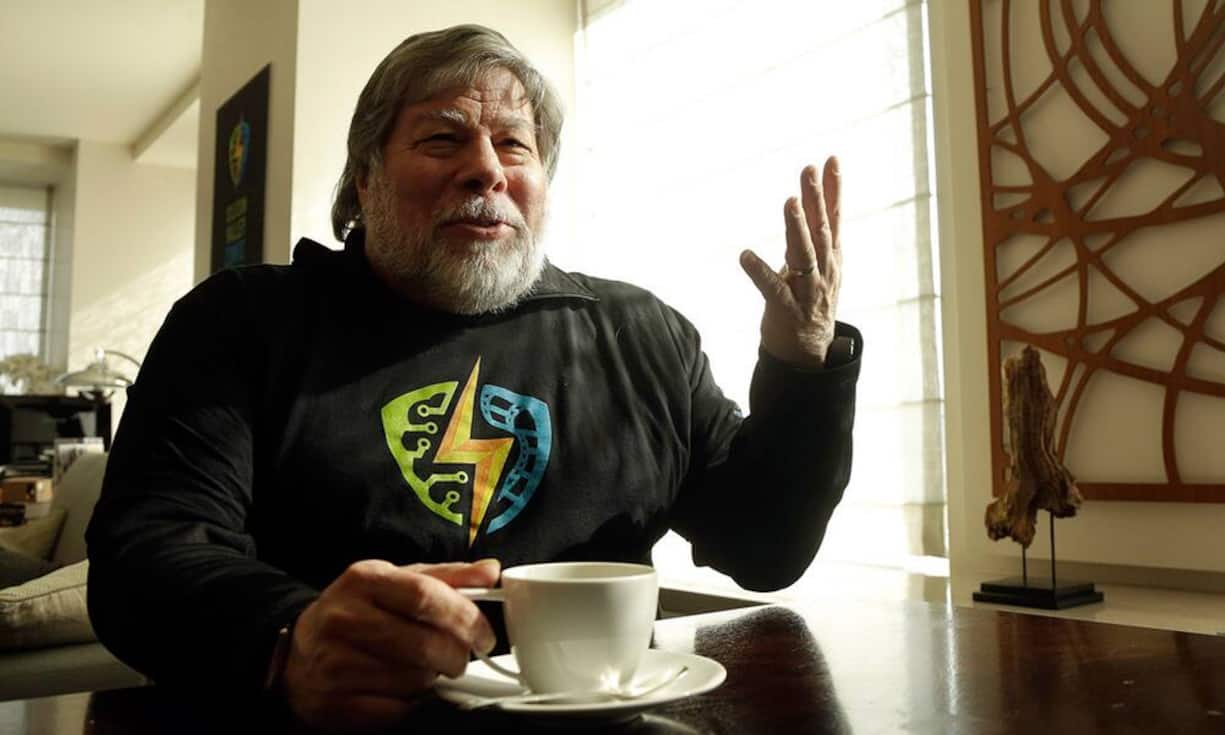 Steve Wozniak spielt Polo auf einem SegwayOffenbar ist Segway-Polo ein echter Sport und der Apple-Mitgründer ist der Namensgeber eines der grossen Weltturniere des Sports, dem Woz Challenge Cup. Das Spiel ist in vier Viertel eingeteilt und fünf Spieler in jedem Team versuchen, mit einem Gummiball an dem gegnerischen Torhüter vorbeizubekommen. «Segway-Polo ist die einzige Sache, für die ich meinen Terminkalender blockiere», erzählte Wozniak «Quartz».