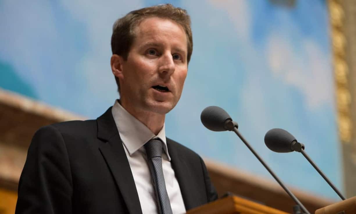 Der jüngste der elf Kandidaten ist Thomas Aeschi (ZG) mit 36 Jahren. Der Zuger Nationalrat gibt sich weltoffen, intellektuell und dynamisch. 2009 trat er der SVP bei und legte eine Blitzkarriere hin. Aeschi glaubt nicht, dass die EU die bilateralen Verträge kündigen wird, wenn die Schweiz die Personenfreizügigkeit einschränkt. Diese böten der EU zu viele Vorteile.