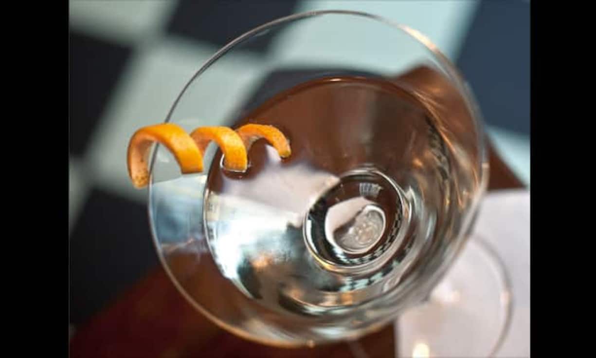 Gin trendig: Gin besteht aus verschiedenen Ingredienzen, die man mit unterschiedlichen Zutaten hervorheben kann.