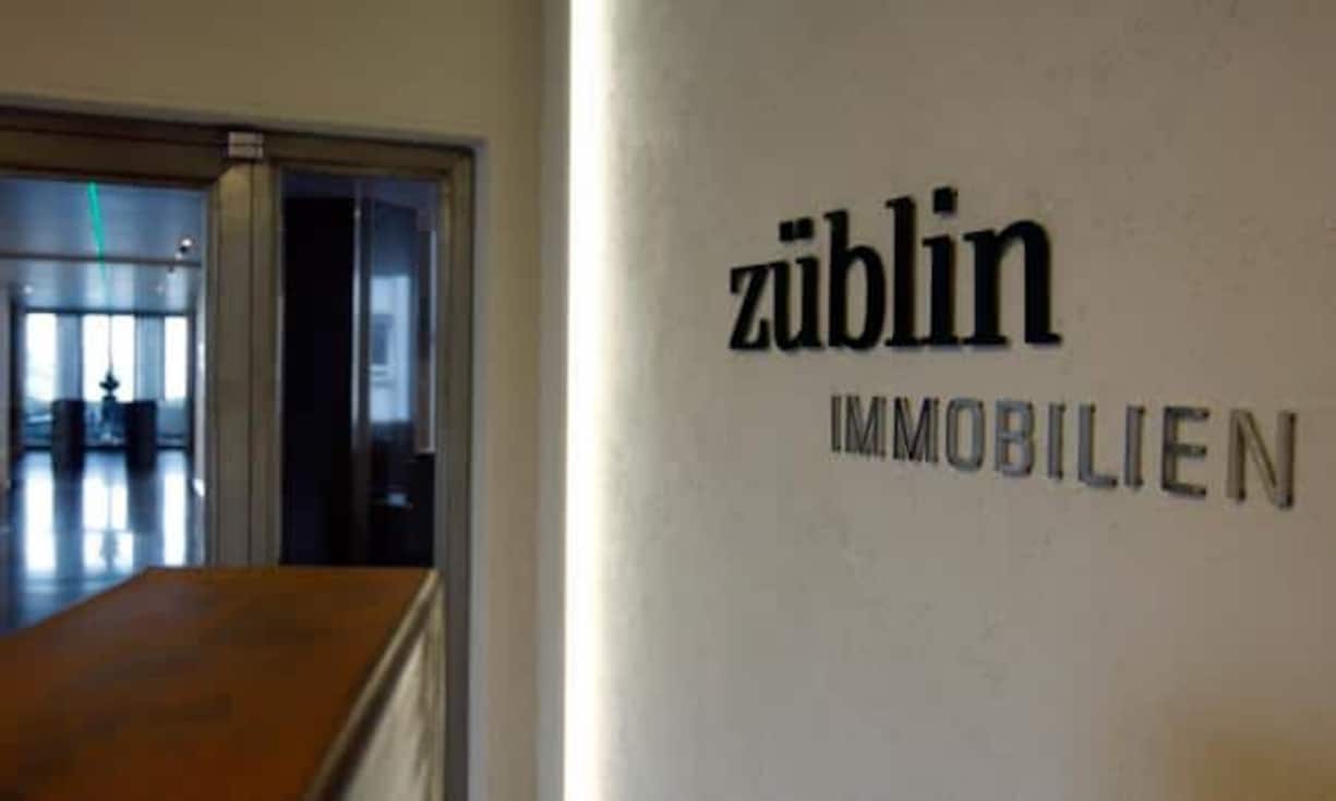 Eingestiegen ist Vekselberg in der Schweiz mit ersten Käufen im Jahr 2004, etwa beim Immobilienkonzern Züblin. Hier hat der Milliardär geschickt gedealt: Im Juni hat die Übernahmekommission Vekselberg erlaubt, den Anteil auf über 33 Prozent zu erhöhen, ohne zu einem öffentlichen Kaufangebot an die übrigen Aktionäre verpflichtet zu sein. Damit kann der Milliardär das Unternehmen in Ruhe sanieren, ohne komplett übernehmen zu müssen.