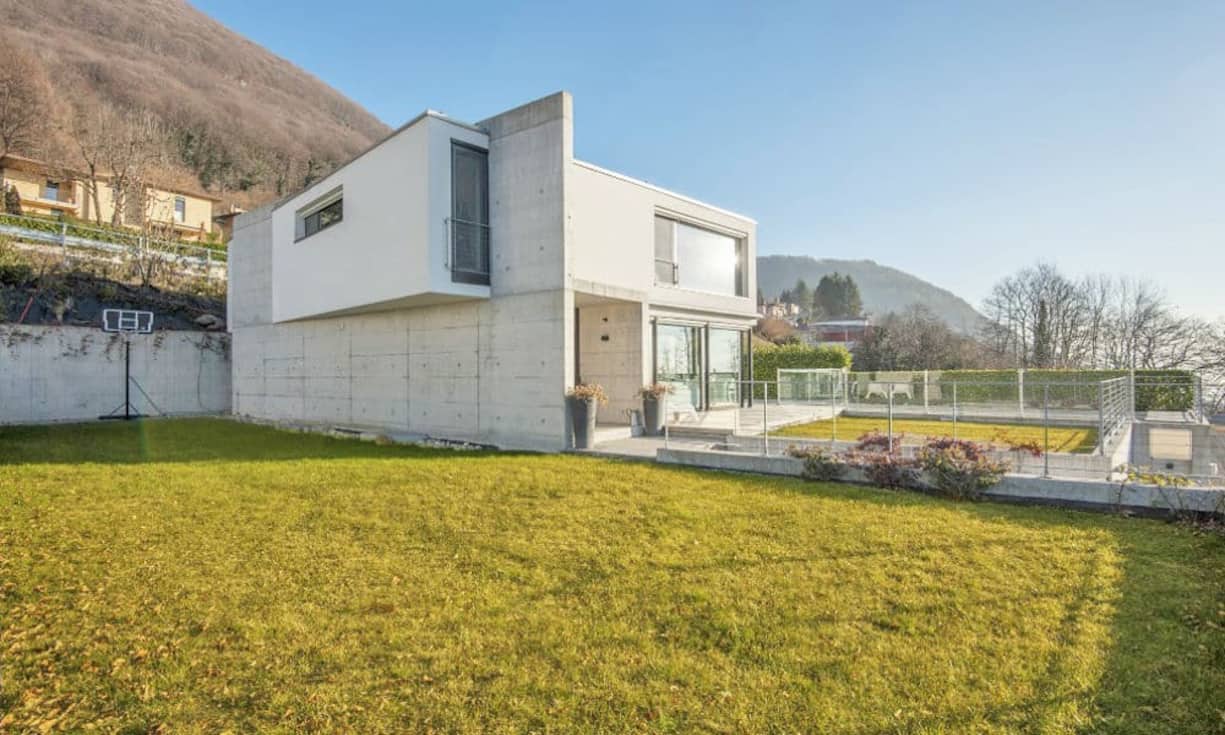 Die Wohnfläche beträgt rund 260 m², im Haus finden sich 3 Schlafzimmer, sowie Badezimmer und ein grosser Garten inklusive Pool.