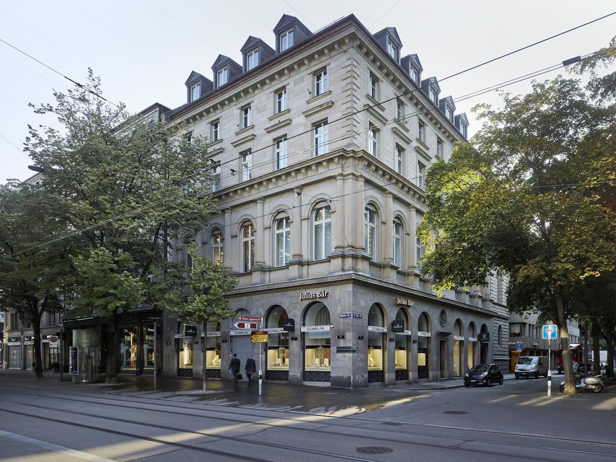 1924 zog die im Jahre 1890 gegründete Bank Julius Bär an die Bahnhofstrasse 36 im Zürcher Bankzentrum. Rund 7400 Mitarbeiter beschäftigt die weltweit tätige Bankengruppe heute.