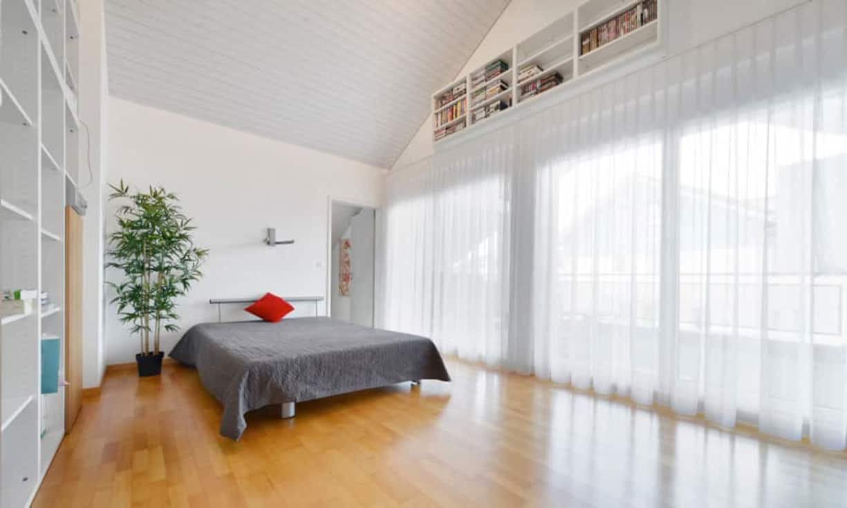 Das OG beherbergt 3 Zimmer, ein grosses Bad, ein teilweise gedeckter Balkon und ein Réduit.