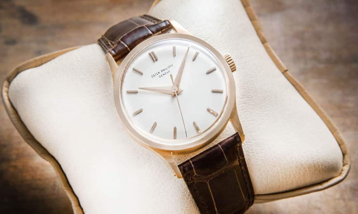 Patek Philippe 1976: Calatrava (Ref. 570) 
Bedeutende Referenz mit einer ungewöhnlichen Grösse. Durchmesser 36 Millimeter. Gehäuse in 18-Karat-Roségold. Versilbertes, matt satiniertes Zifferblatt mit aufgesetzten, lapidierten und polierten roségoldenen Stundenindizes. Nahezu neuwertiges Handaufzugwerk (Kaliber 27 SC). Mit Stempel Poinçon de Genève sowie mit Stammbuchauszug der Genfer Manufaktur. Preis: 39 800 Franken