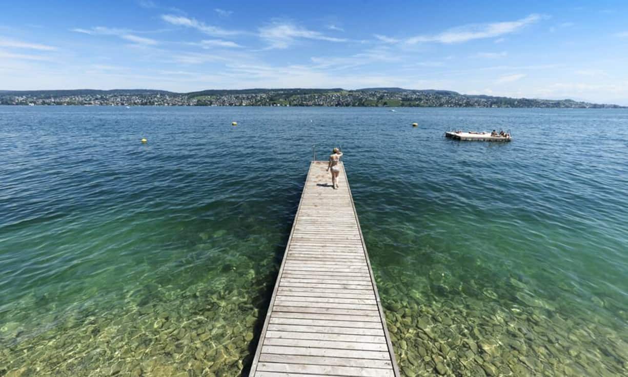 Der Zürichsee bietet Badevergnügen mitten in der Stadt. Darüber hinaus ist die Landschaft am Zürichsee nicht nur eine der begehrtesten Wohnregionen der Welt, sondern auch ein Wanderland, das viel Genuss und überraschende Kontraste bietet.Keystone