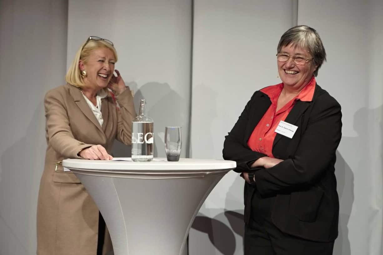 Gastgeberin Vania Kohli; Weltraumphysikerin Kathrin Altwegg