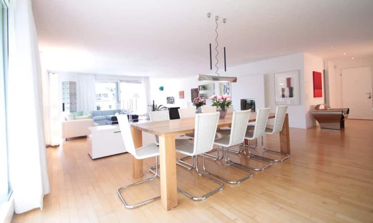 Das Esszimmer geht über zum Wohnzimmer. Für die kalte Jahreszeit bietet sich das Cheminée an, welches zwischen den beiden Bereichen zur Verfügung steht.