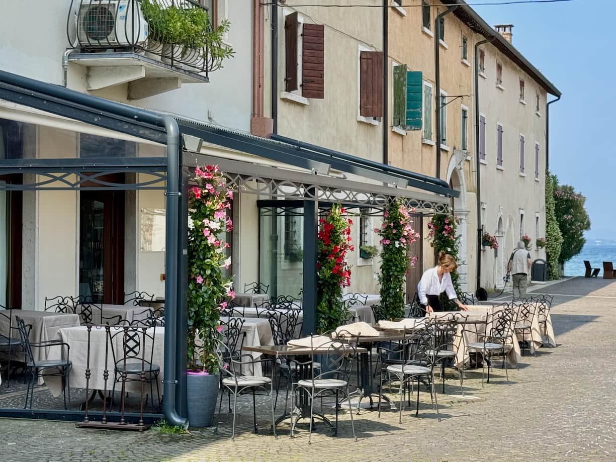 Trattoria am Hafen von Lazise. Etwas abseits vom See wachsen die Turbiana-Trauben für den weissen Lugana, der perfekt zu frittierten Fischen passt.