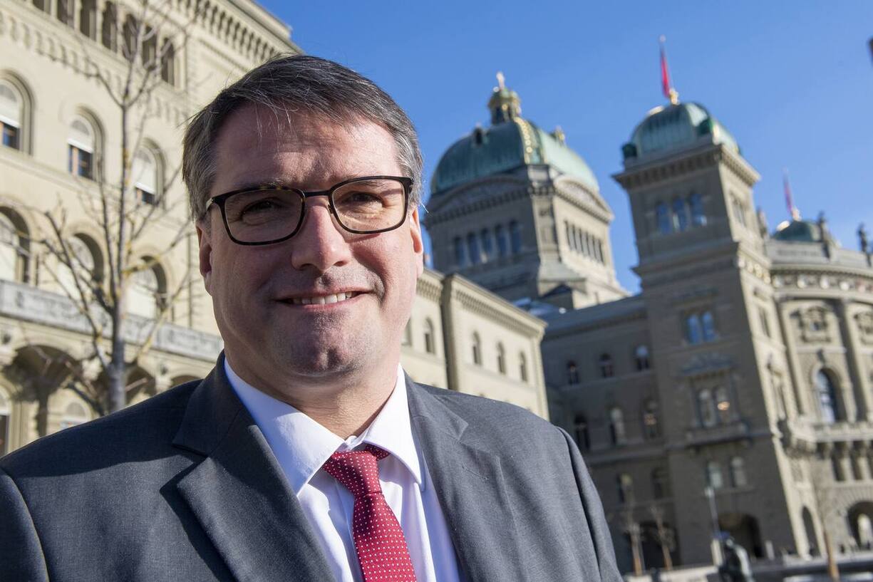 Christian Levrat, Staenderat SP-FR, posiert bei der Einreichung des "Reichenbonus-Referendums" gegen die Erhoehung des Kinderabzuges auf 10'000 Franken bei der Bundeskanzlei, am Dienstag, 14. Januar 2020, in Bern. (KEYSTONE/Marcel Bieri)