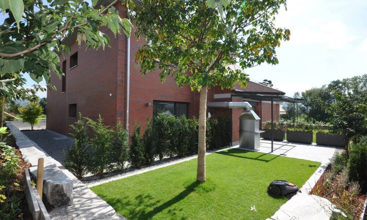 Die Kaltmiete beträgt: 4'950.- Franken inbegriffen sind die drei Tiefgaragenparkplätze. Zusätzlich fallen Nebenkosten von etwa 500.- Franken an.
Quelle und Bilder