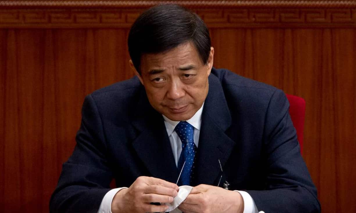 Charmant, gut aussehend, wohlhabend: Der ehemalige Handelsminister von China, Bo Xilai, bewegte sich in den höchsten politischen Kreisen des chinesischen Regimes. Doch er wurde wegen Korruption angeklagt. Sein Prozess wurde zu einem gigantischen Schauprozess. Bo Xiali wurde wegen Unterschlagung von Millionenbeträgen verurteilt.