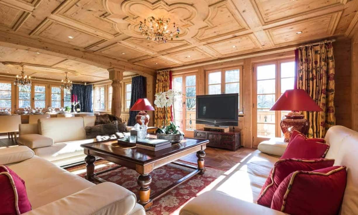 Im Innenausbau wurde viel Wert auf luxuriöse Materialien gelegt. Holz als dominantes Material schafft eine heimelige Atmosphäre.